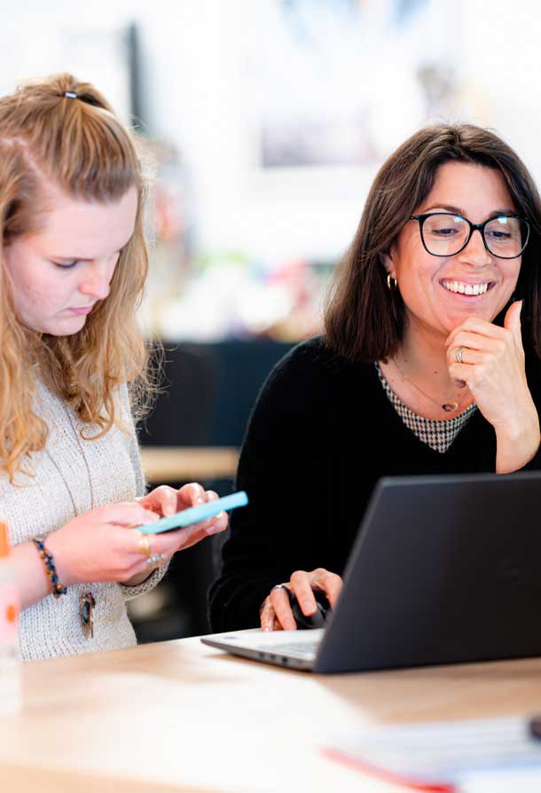 Alternative text - Deux femme travaillent derrière un ordinateur